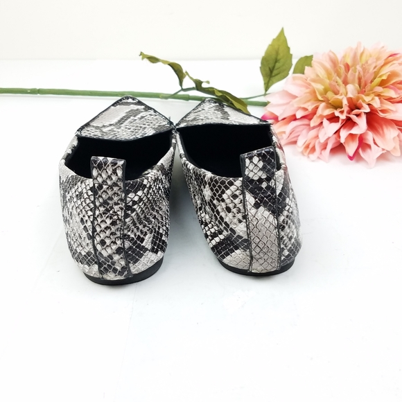 Lulu's Emmy Natural Snake Pointed Loafers
Sz 9 - Picture 3 of 8